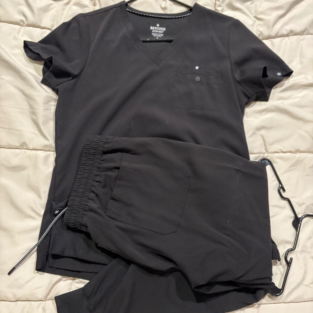 Beyond scrubs small top and small petite bottoms